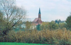 Blick von den Rottauen auf die Pfarrkirche St. Emmeram